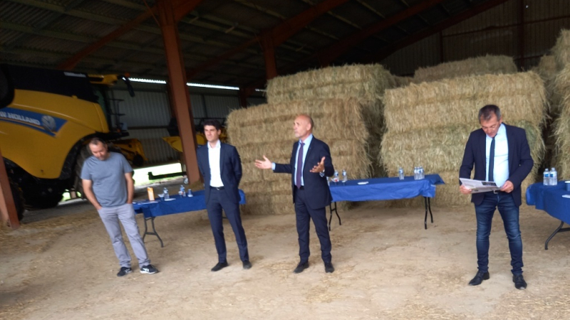 Le député, Aurélien Pradié, est venu s'entretenir avec les agriculteurs