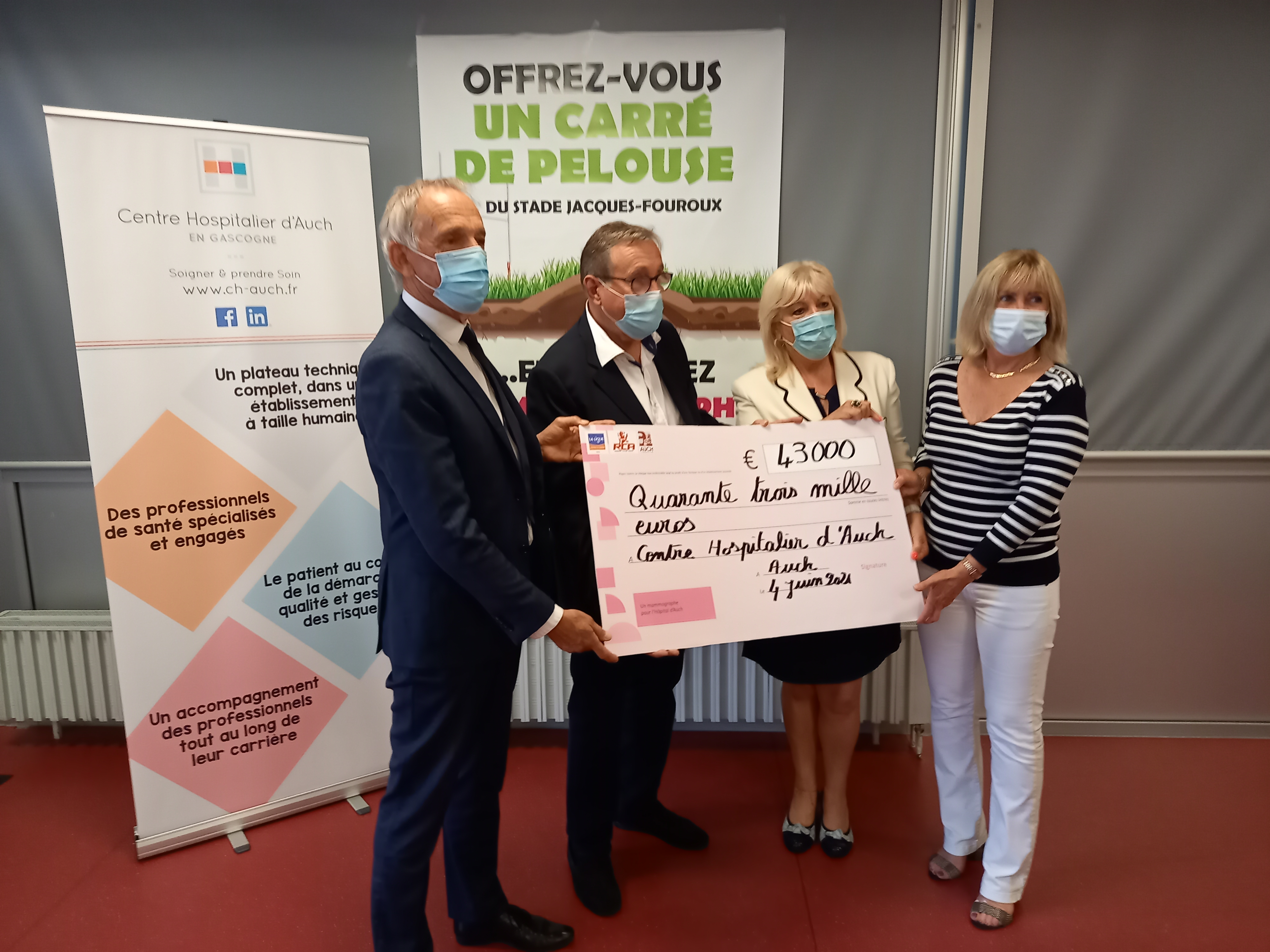 Christian Laprébende, Jean-Michel Justumus, Nadia Benoît et Sylvie Lacarrière, lors de la remise du chèque de 43 000 euros.