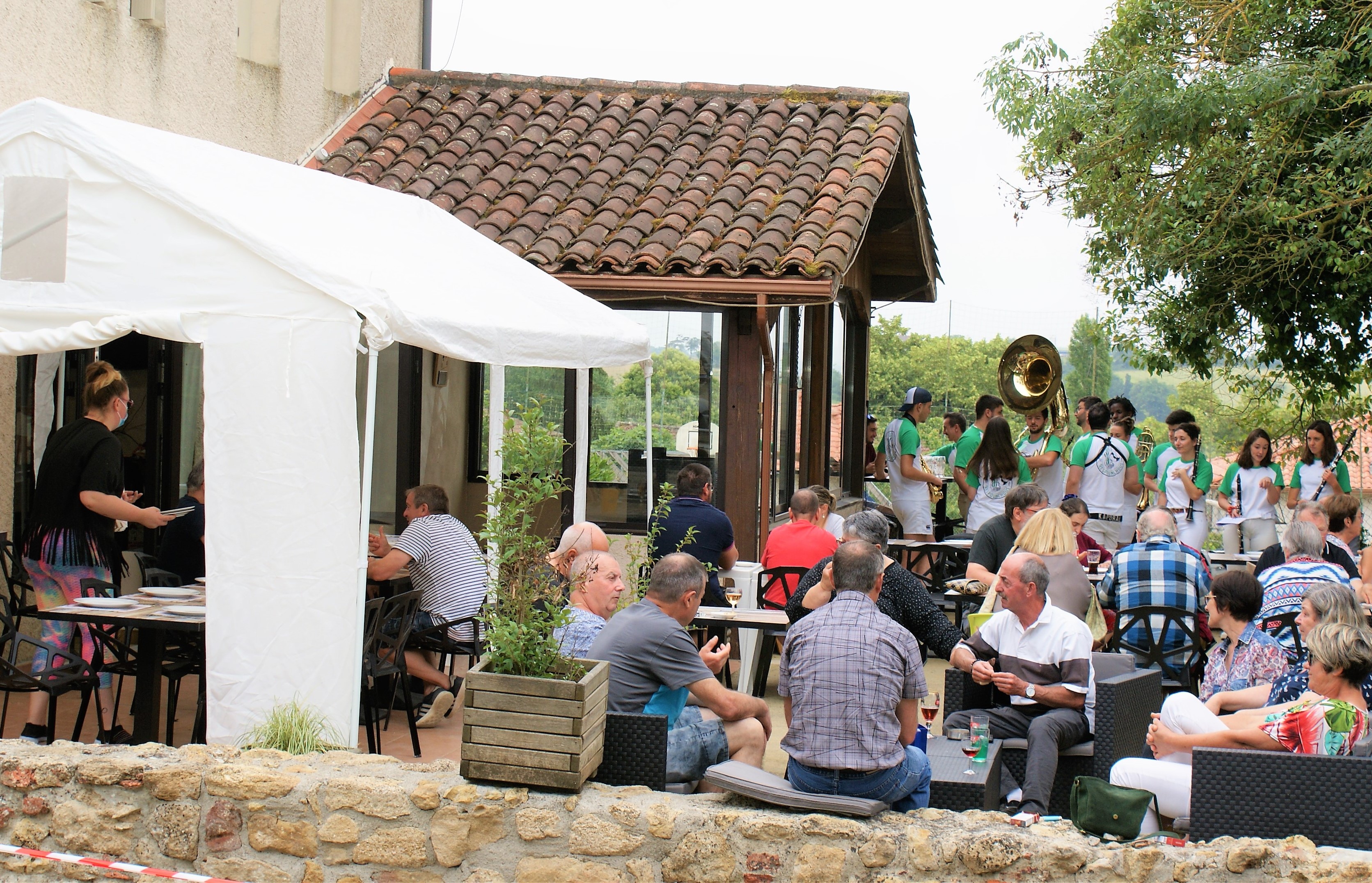 Anna installe les couverts mais les premiers invités se préparent a écouter la Banda