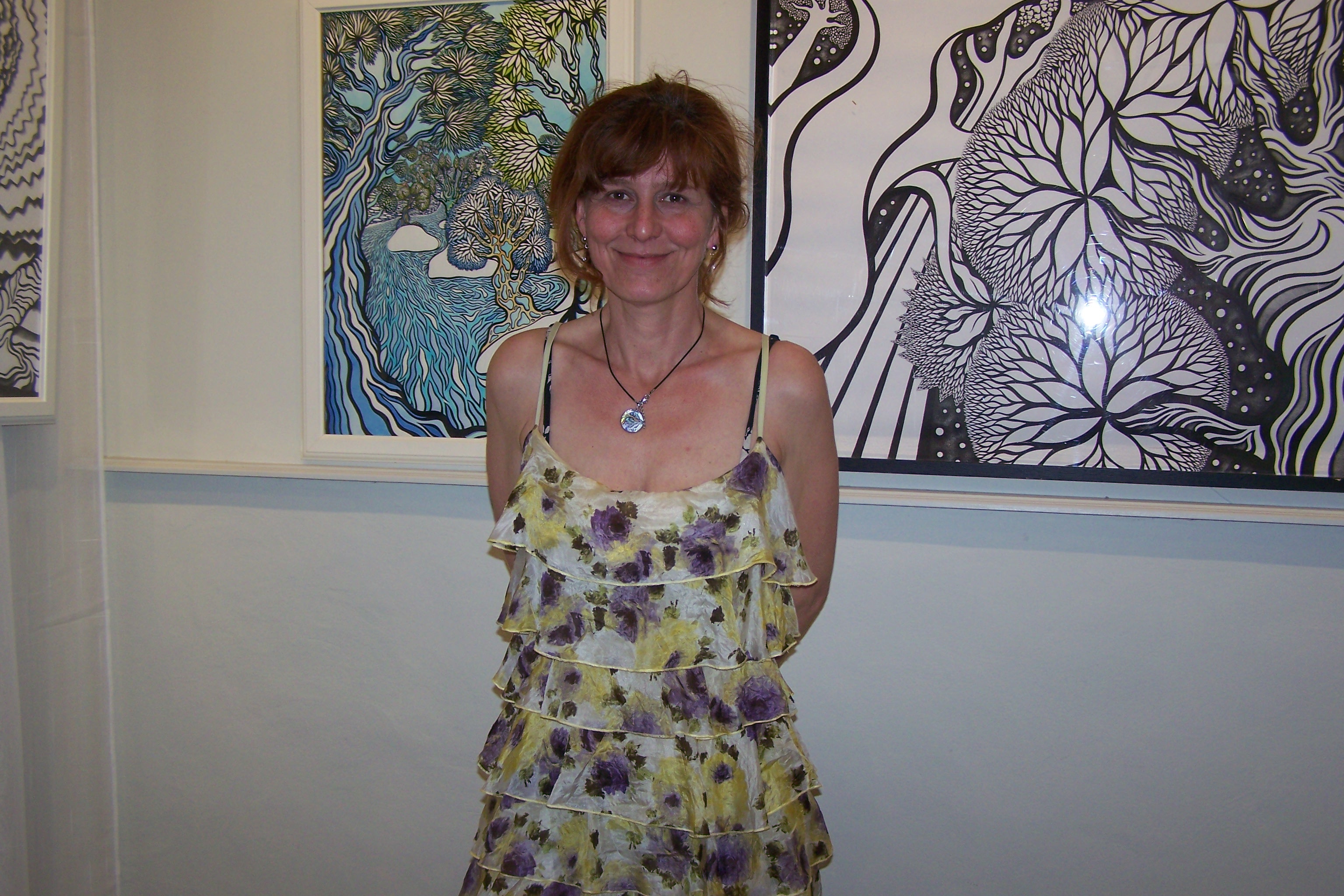 Florence Davout devant certaines de ses oeuvres