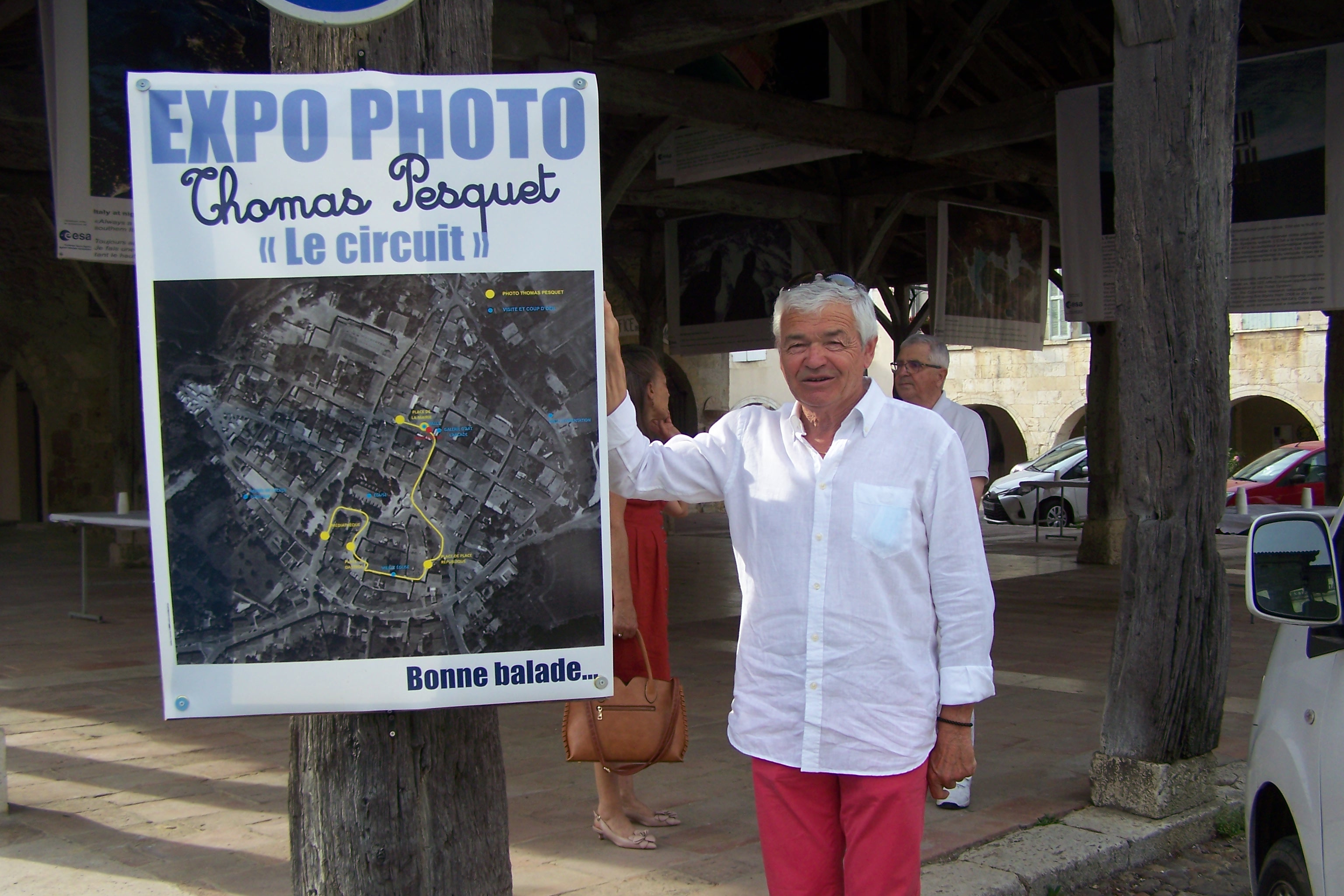 Gérard Bayle devant le panneau du parcours