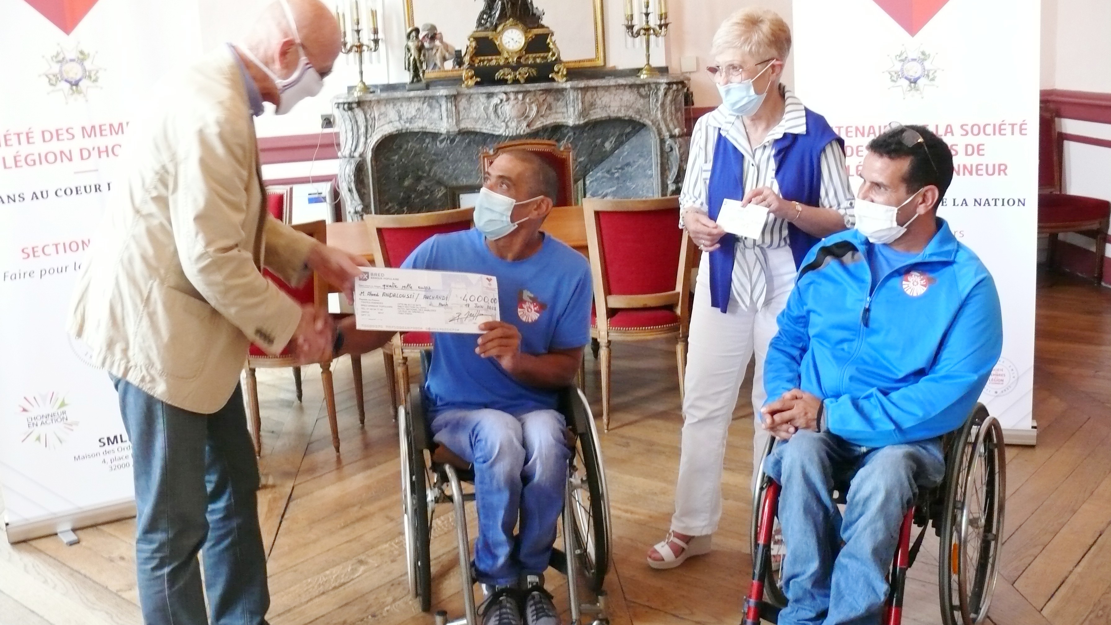 Le général Meille remet le chèque de 4 000 euros à Ahmed Andaloussi.