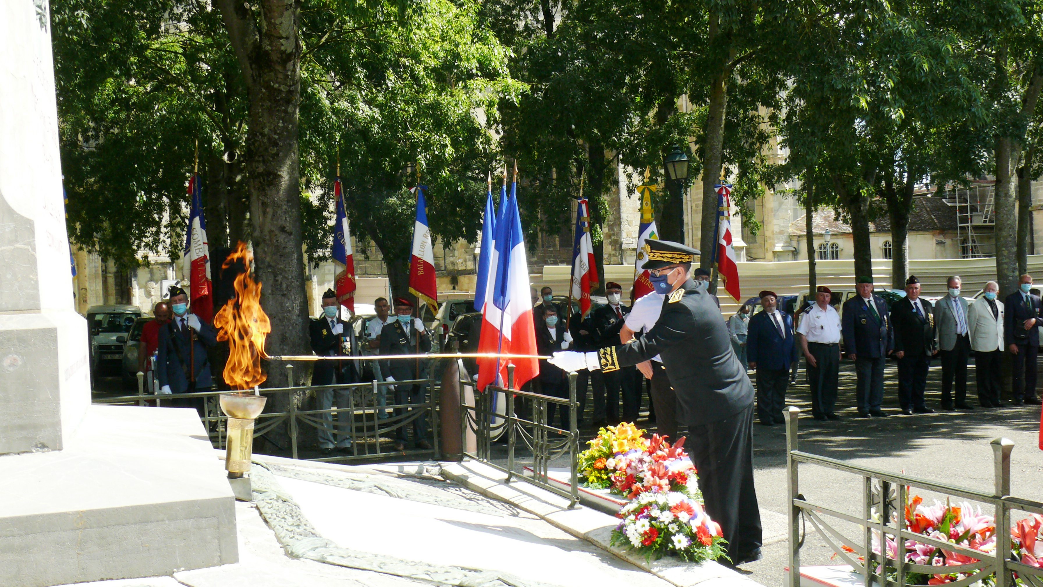 Ravivage de la flamme par le préfet du Gers, Xavier Brunetière.