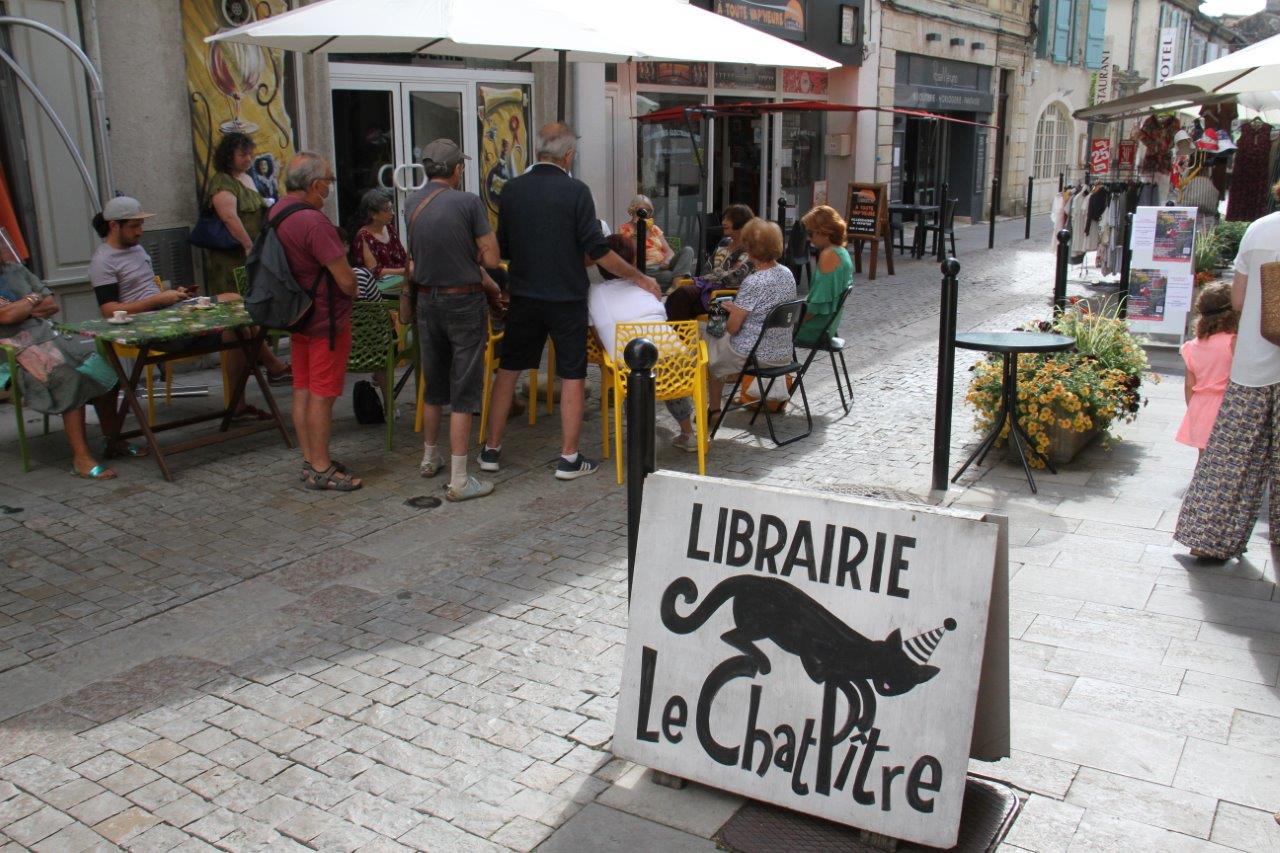 En juillet dernier, devant Le Chat Pitre 32, Macha Méril signait son dernier roman - Photo Marc Le Saux
