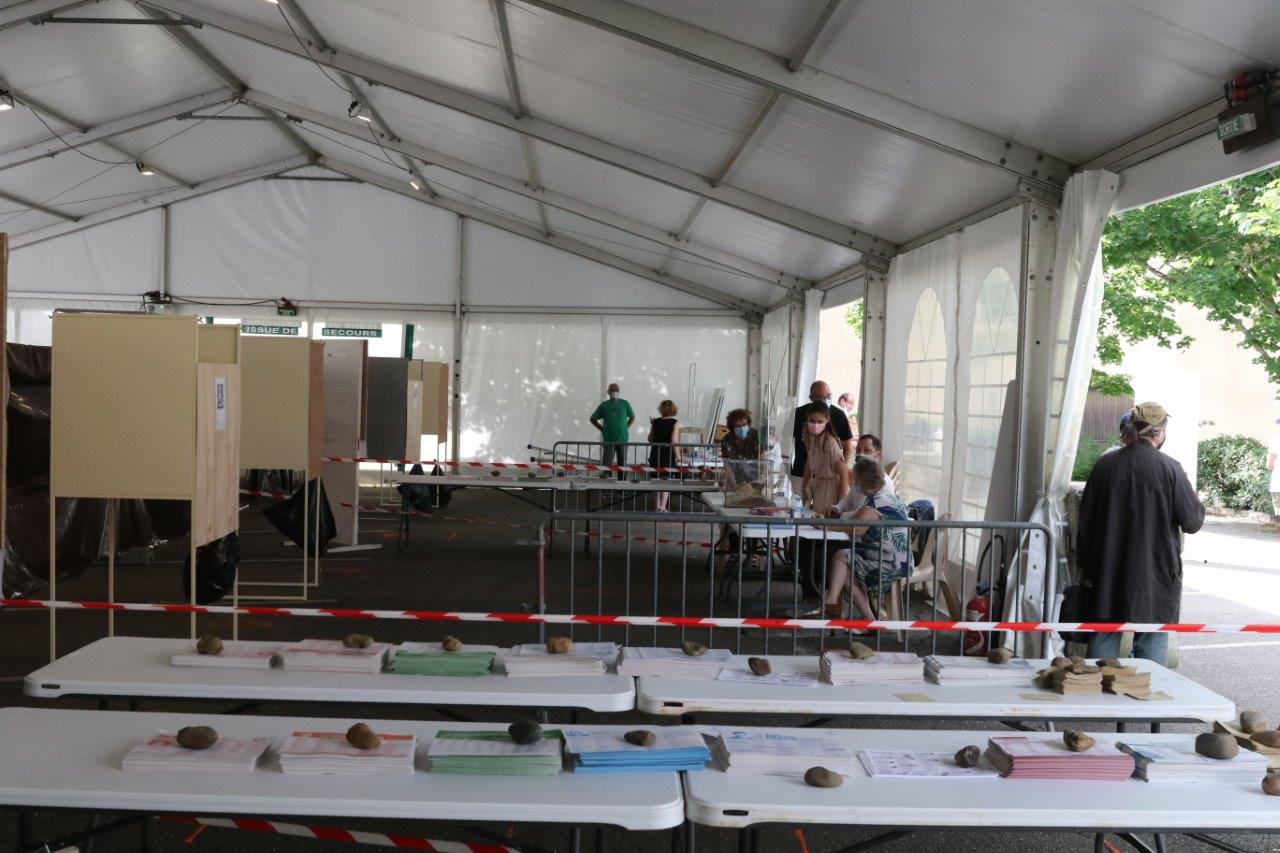 Les six bureaux installés sous chapiteau, place Scipion Dupleix - Photo Marc Le Saux