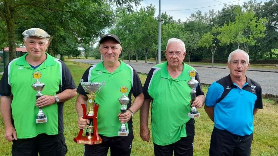 Les champions du Gers Vétérans avec de G a d : Joél Falliero, Christian Tomas, Jean Juilian aux cotés du président départemental Moise Malonni