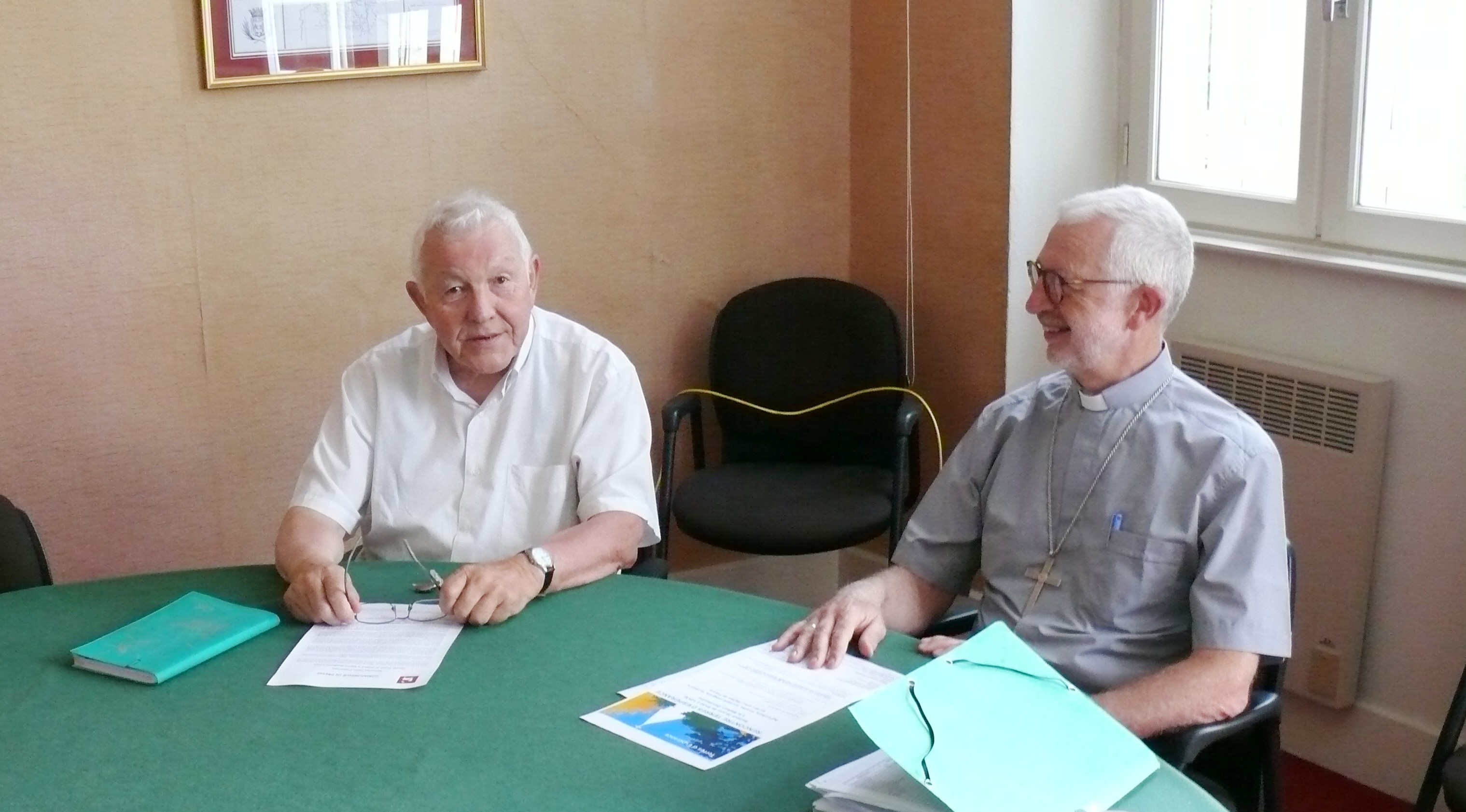 L'abbé Jean Ferran et Monseigneur Lacombe au cours de la conférence de presse.
