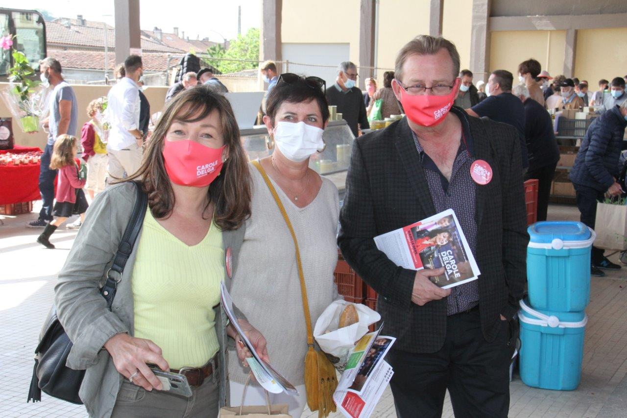 En campagne à Condom, Muriel Abadie et Éric Cadoré avec au centre Nathalie Rata, conseillère municipale à Condom. - Photo MLS