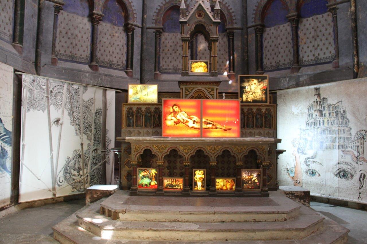 L'autel de l'église redécoré avec les œuvres de Charlotte Massip - Photo Marc Le Saux