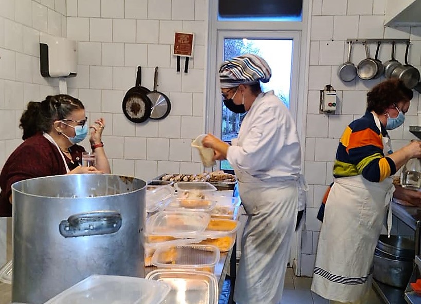 Nathalie l'actuelle présidente dans sa cuisine