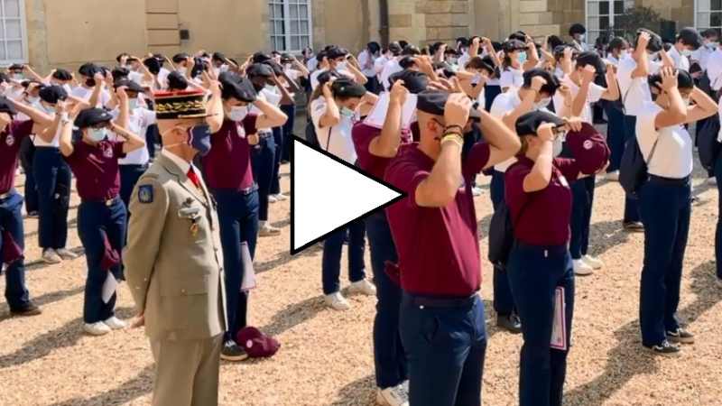 Insolite. Le préfet publie la vidéo de 139 jeunes en Service National, chantant en occitan et troquant leur casquette contre un béret
