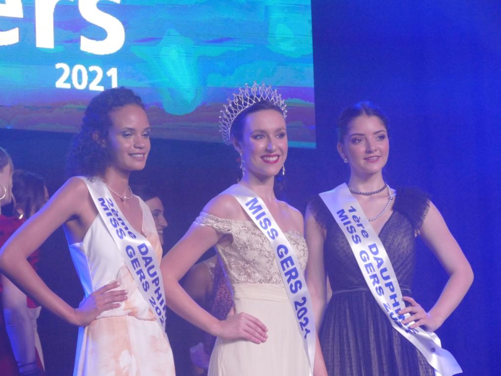 Clara Sachetti entourée de Mayelle Kobylko et Manon Pueyo.