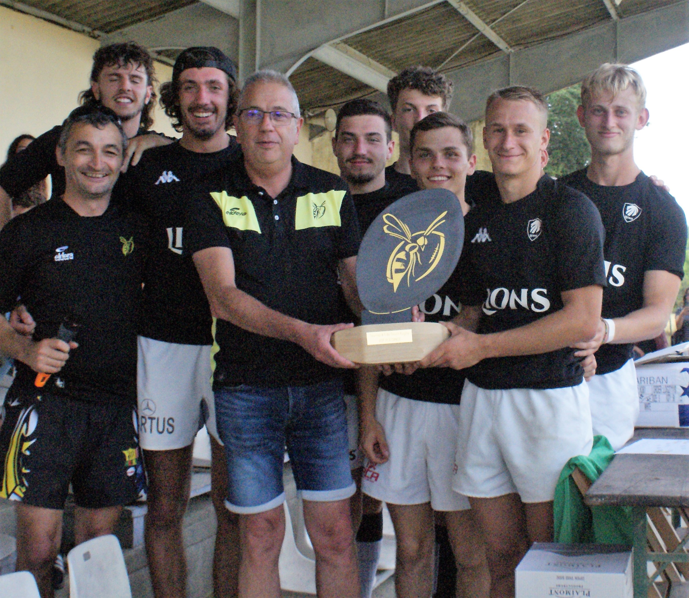 Les "Lions" Champions avec  le Trophée remis par les co-présidents de l'USP