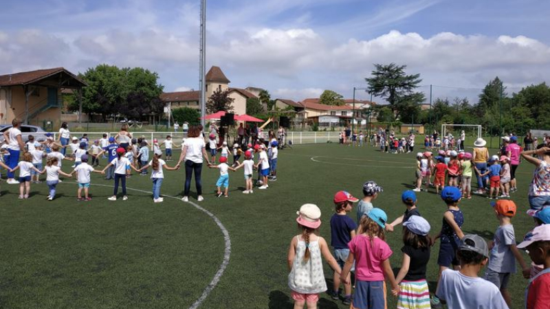L’école Maternelle danse sur des airs occitans.