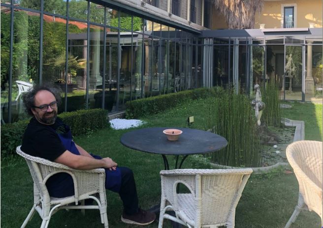Jérôme Navarre dans le jardin côtoyant l'entrée du restaurant - Photo DR