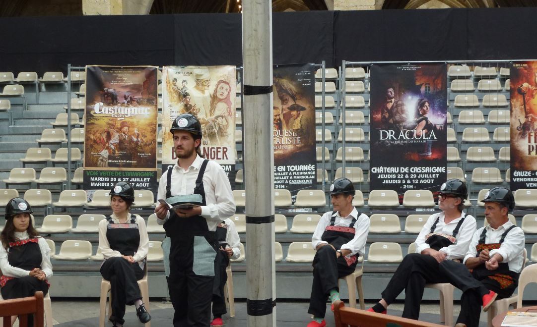 Maître de cérémonie pour l'occasion, Victor Campa avec la troupe de comédiens, désormais tous dans une tenue d'ouvriers du bâtiment