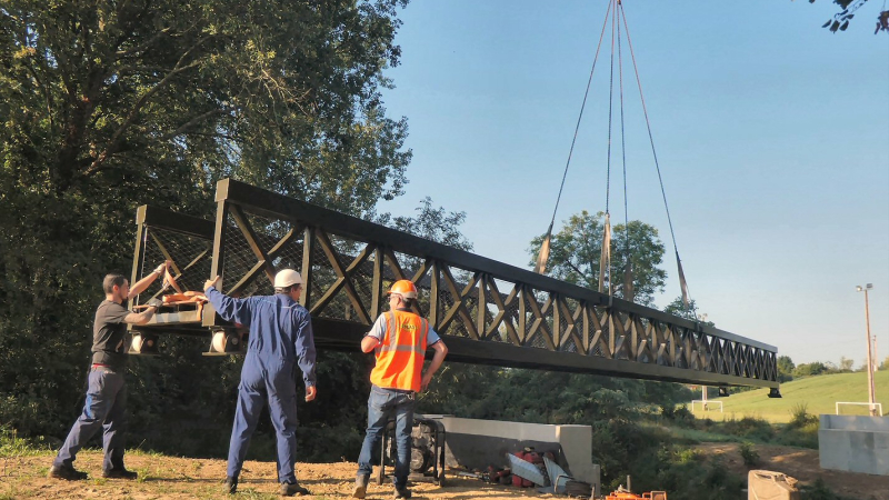 La passerelle des berges du Gers est en place
