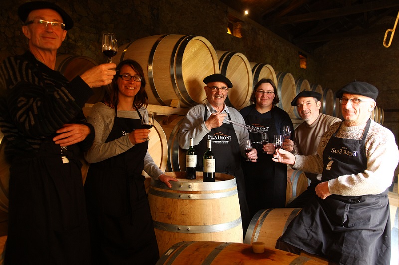 Ambiance festive autour d'une dégustation des vins de St Mont. © Crédit Ph//cave St Mont