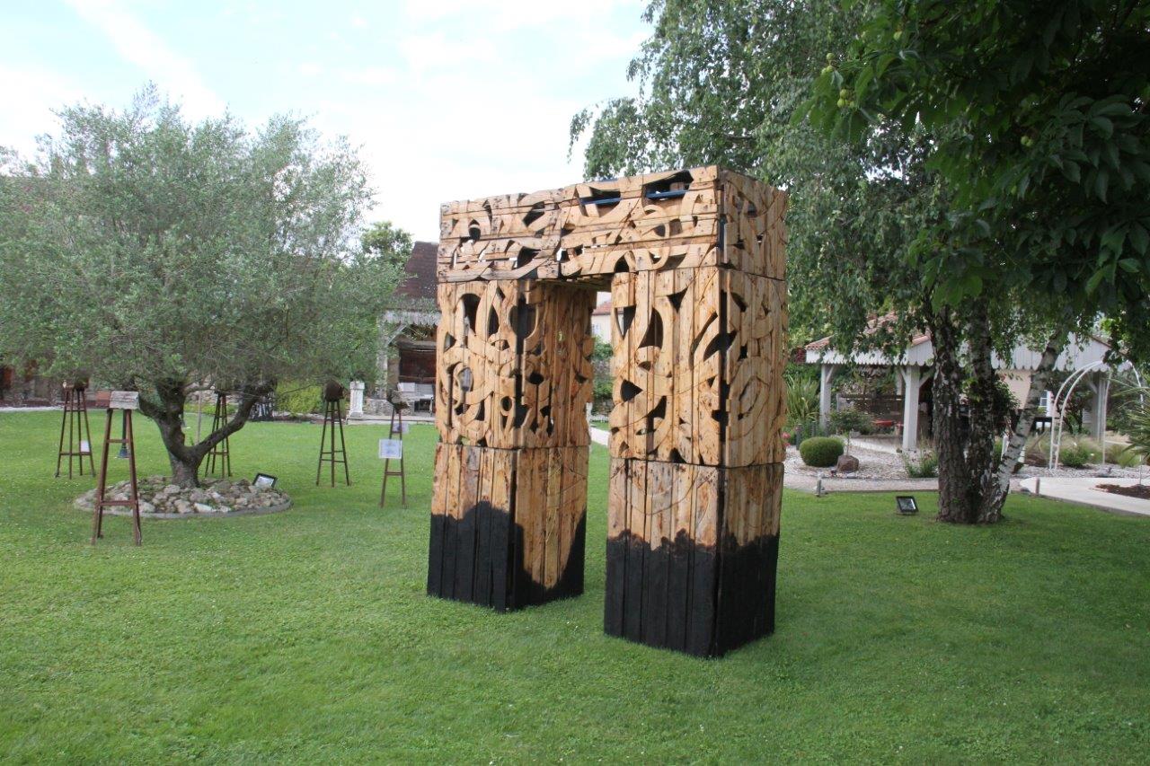 Dans le jardin du Continental, l'arche tout en palettes d'Érick Fourrier - Photo Marc Le Saux