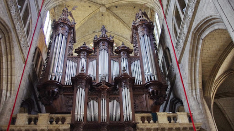 Joris Verdin derrière l'orgue de la cathédrale d'Auch