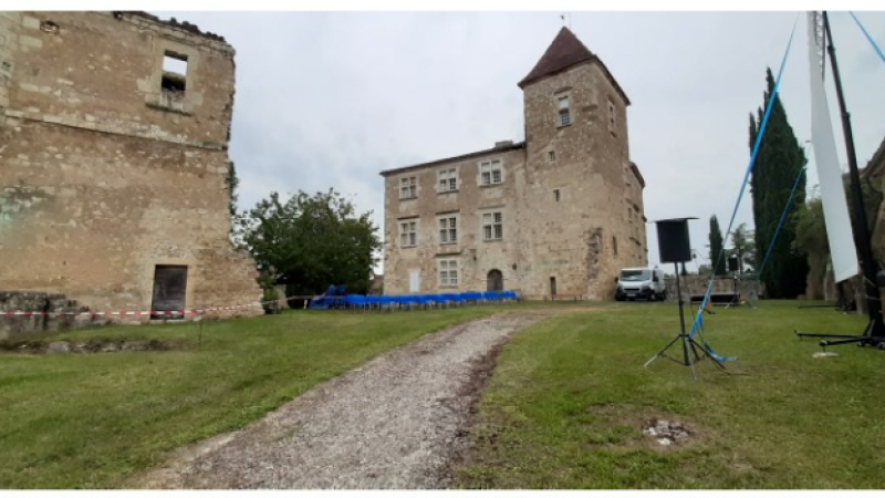 Soirée cinéma plein air dans la cour du château de Bazian réussie malgré le temps !