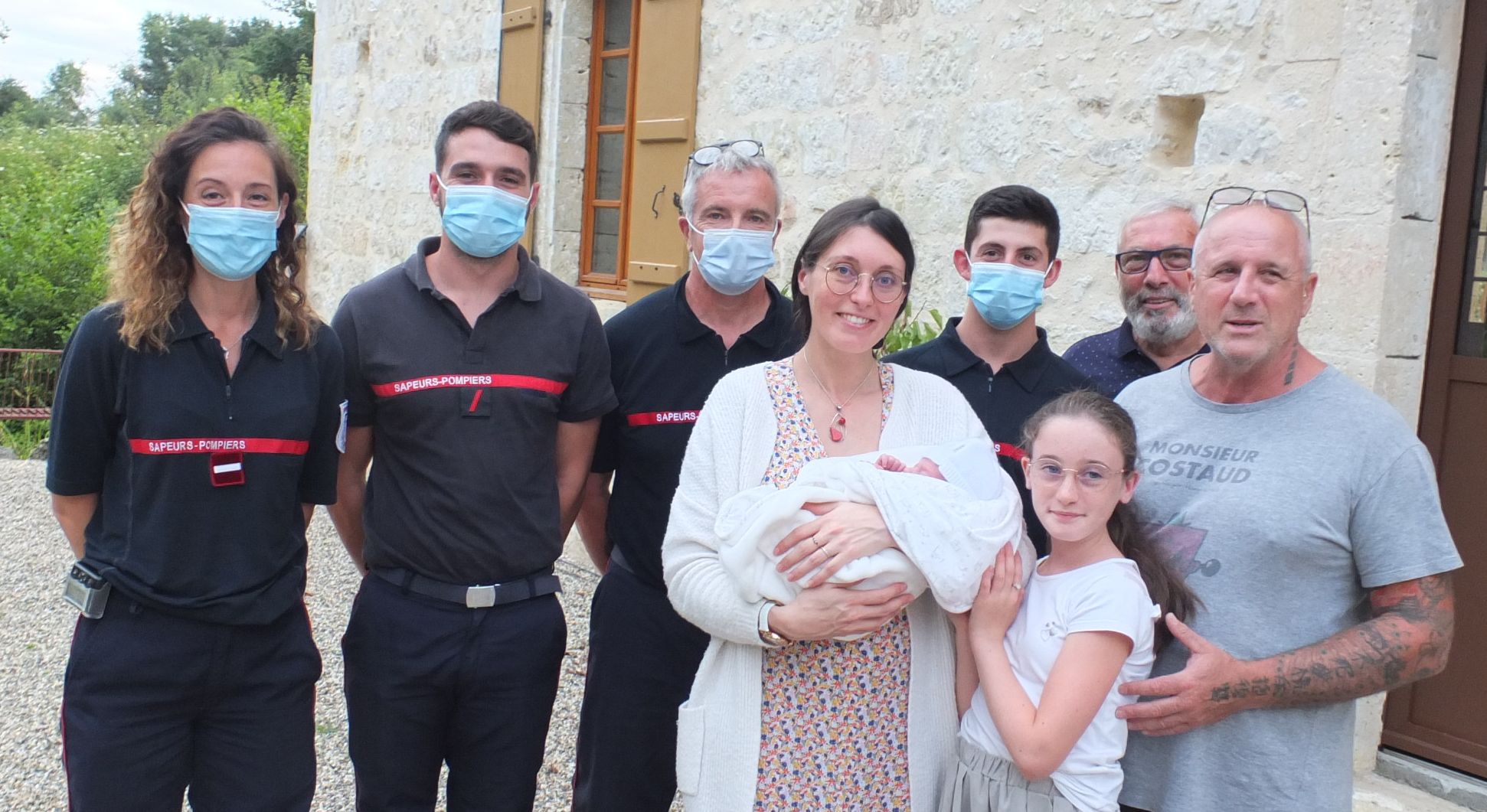 Giuliano dans les bras de sa maman