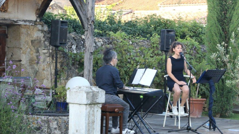 Plumes, paillettes, strass, le cabaret débarque sur les quais de la Baïse