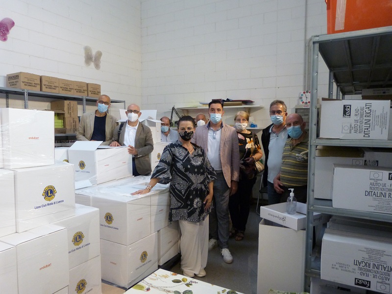 Colis remis par le Lions Club de Motta aux associations caritatives avec Jacques ANDREETTA et Loris SUTTO.JPG