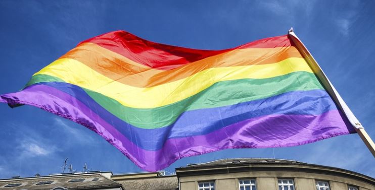 Rouge, orange, jaune, vert, bleu, violet : les six bandes de couleur du drapeau arc-en-ciel LGBT ont fait sa renommée internationale