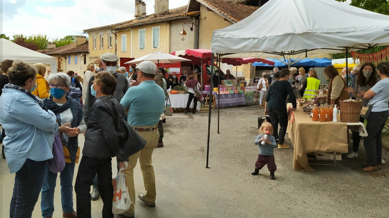 la tradition du marché de plein vent reprend vie après une longue absence