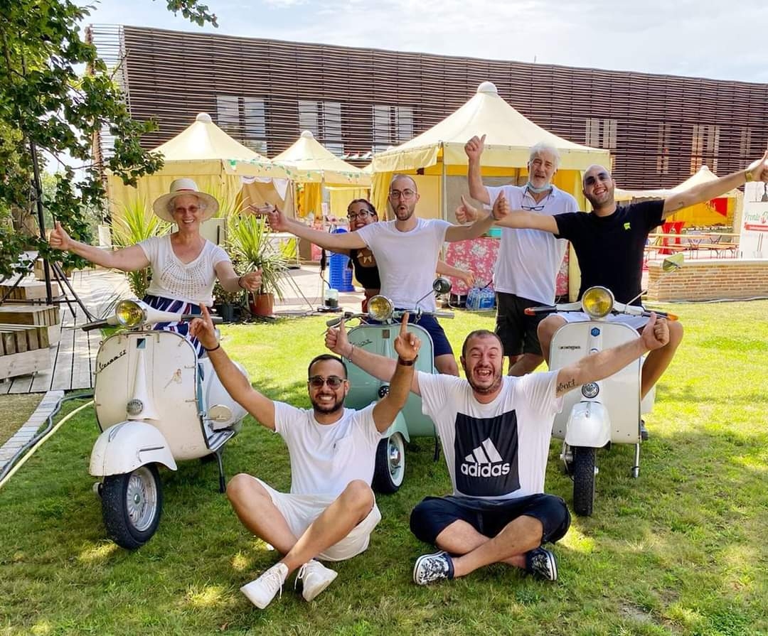 L'équipe du Marché Gourmand avec  un symbole italien : des Vespas - Photo DR