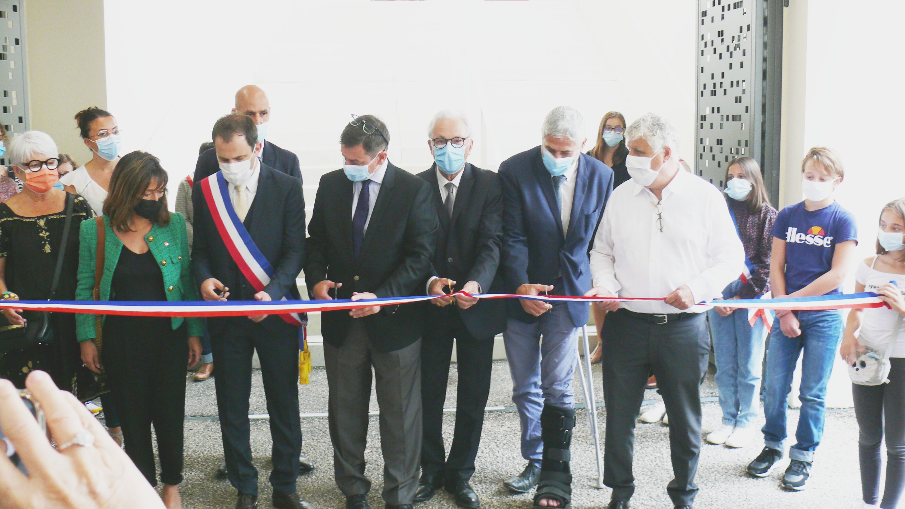 Ils ont coupé le ruban : Ronny Guardia-Mazzoléni, Xavier Ballenghien, Philippe Martin, Muriel Abadie, Xavier Brunetière, Gisèle Biémouret, Alain Duffourg et Farid Djemmal, Dasen.