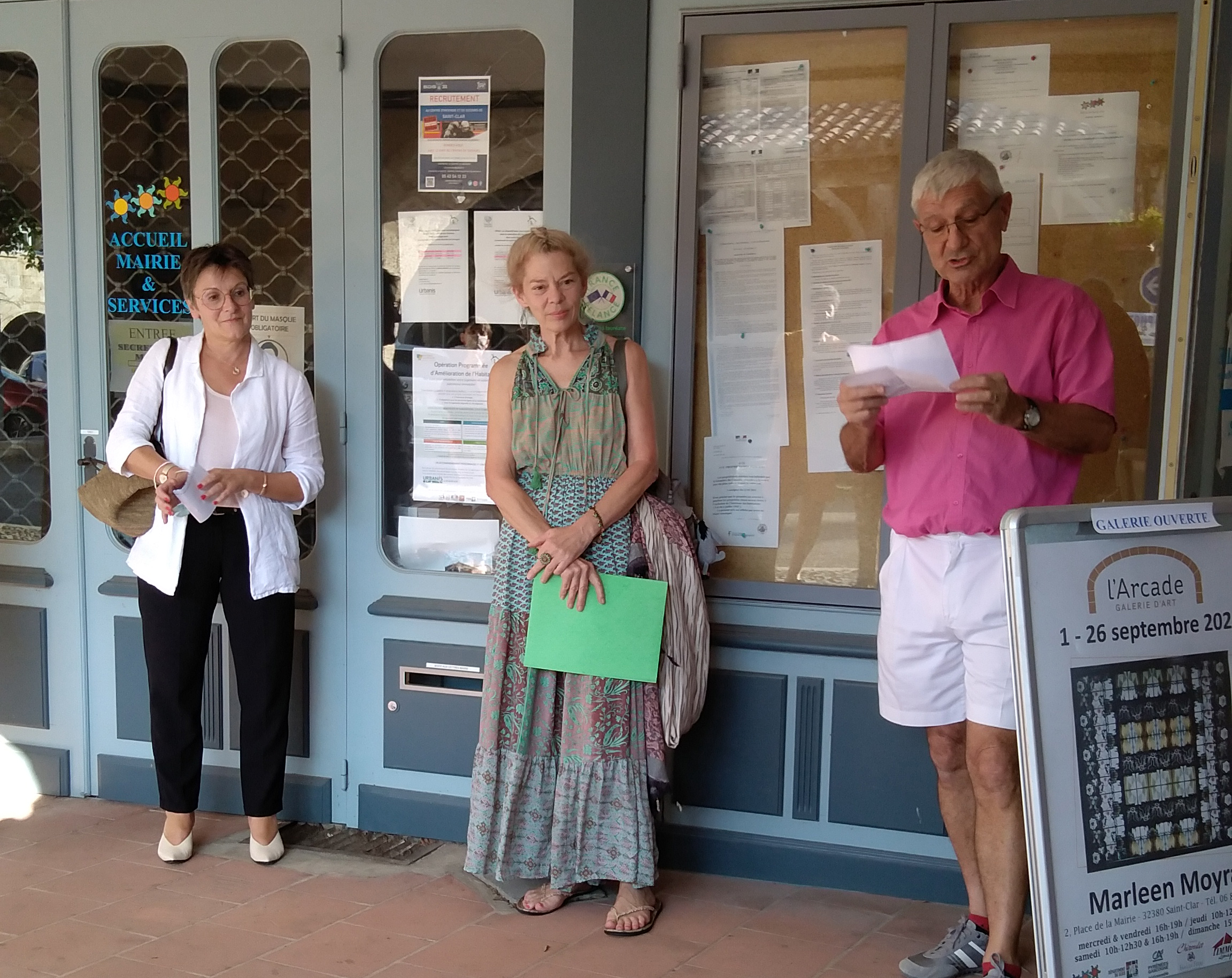 , Gilles Nicoud lors de son discours près de Moyra et Cathy Villadieu adjointe à la culture à Saint-Clar