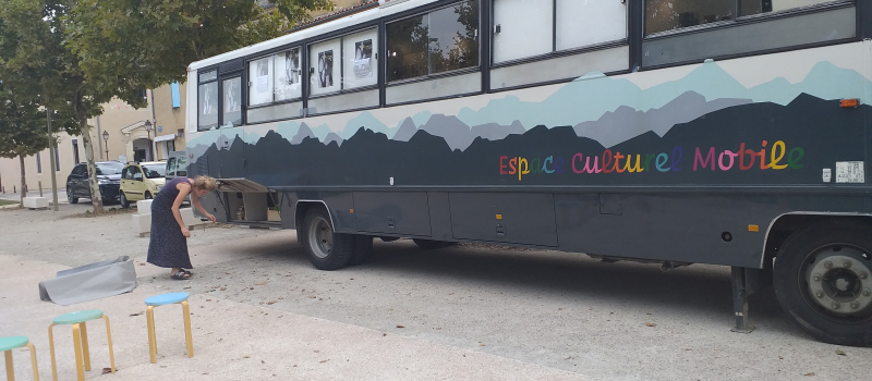 Exposition  de Nia Diedla "El revès de las cosas" dans le bus espace culturel