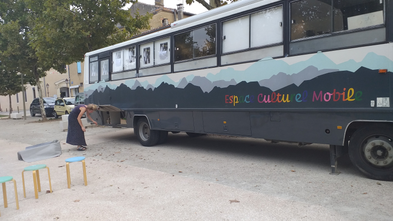 Exposition  de Nia Diedla "El revès de las cosas" dans le bus espace culturel