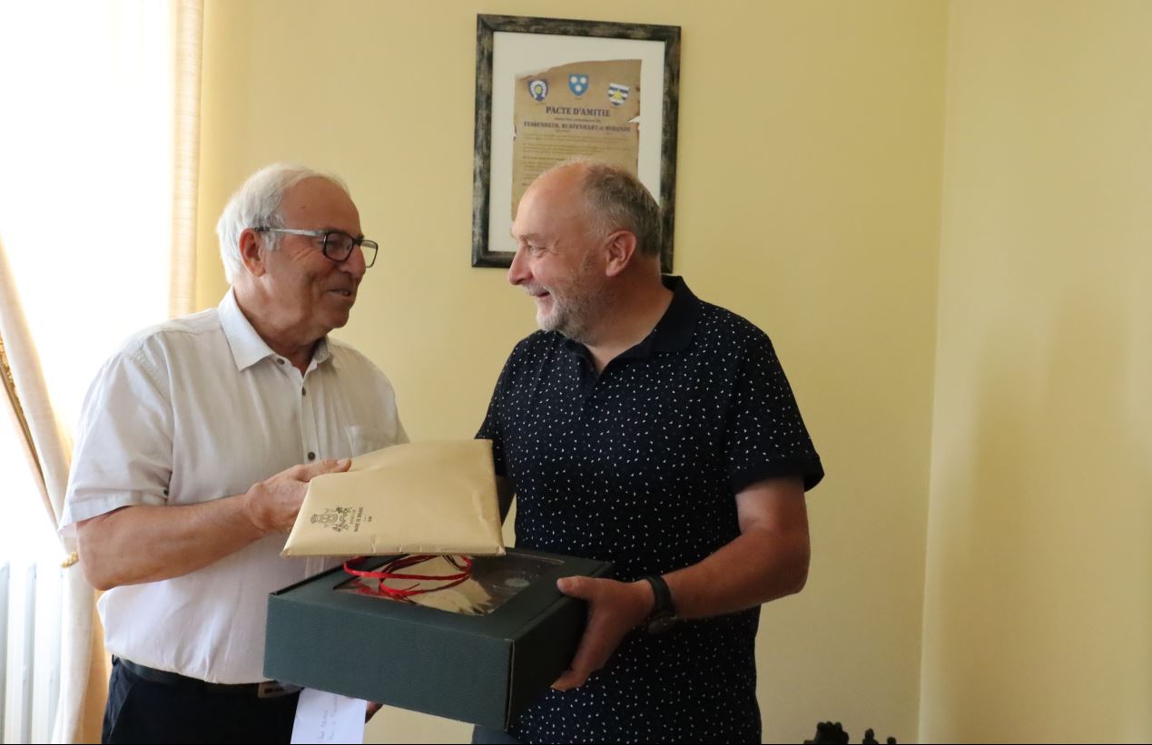 Jean François Darroux et Claude Brender les petits cadeaux entretiennent les amitiés.