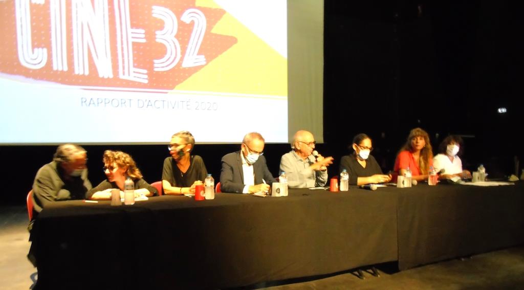 Alain Bouffartigue, président de Ciné 32, entouré d'une partie de l"équipee