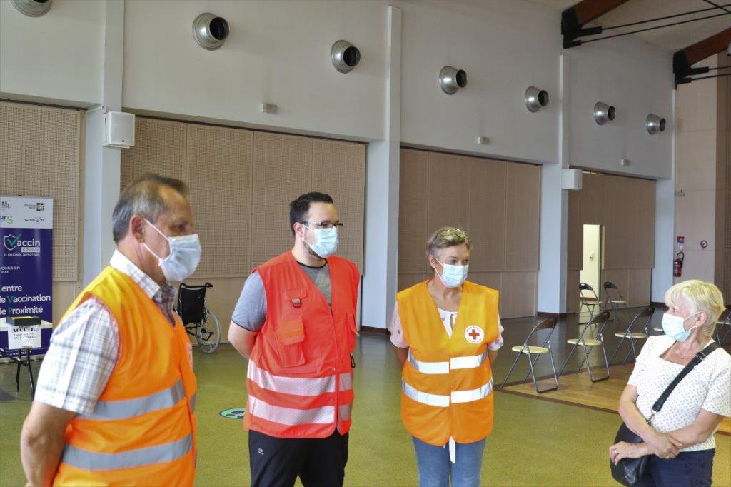 Les bénévoles en compagnie de Françoise Martinez, adjointe au maire de Condom - Photo Marc Le Saux