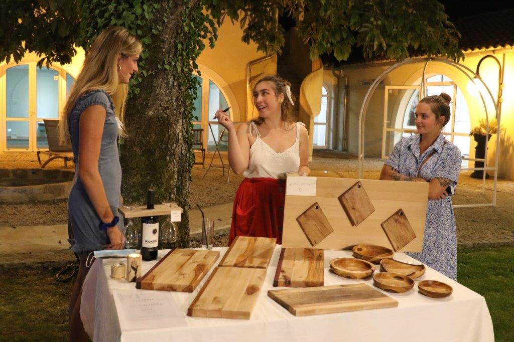 En compagnie de Victoria Sémézies, fille de l'hôtesse des lieux, à sa gauche, et de Manon Leboucher, une amie desginer - Photo MLS