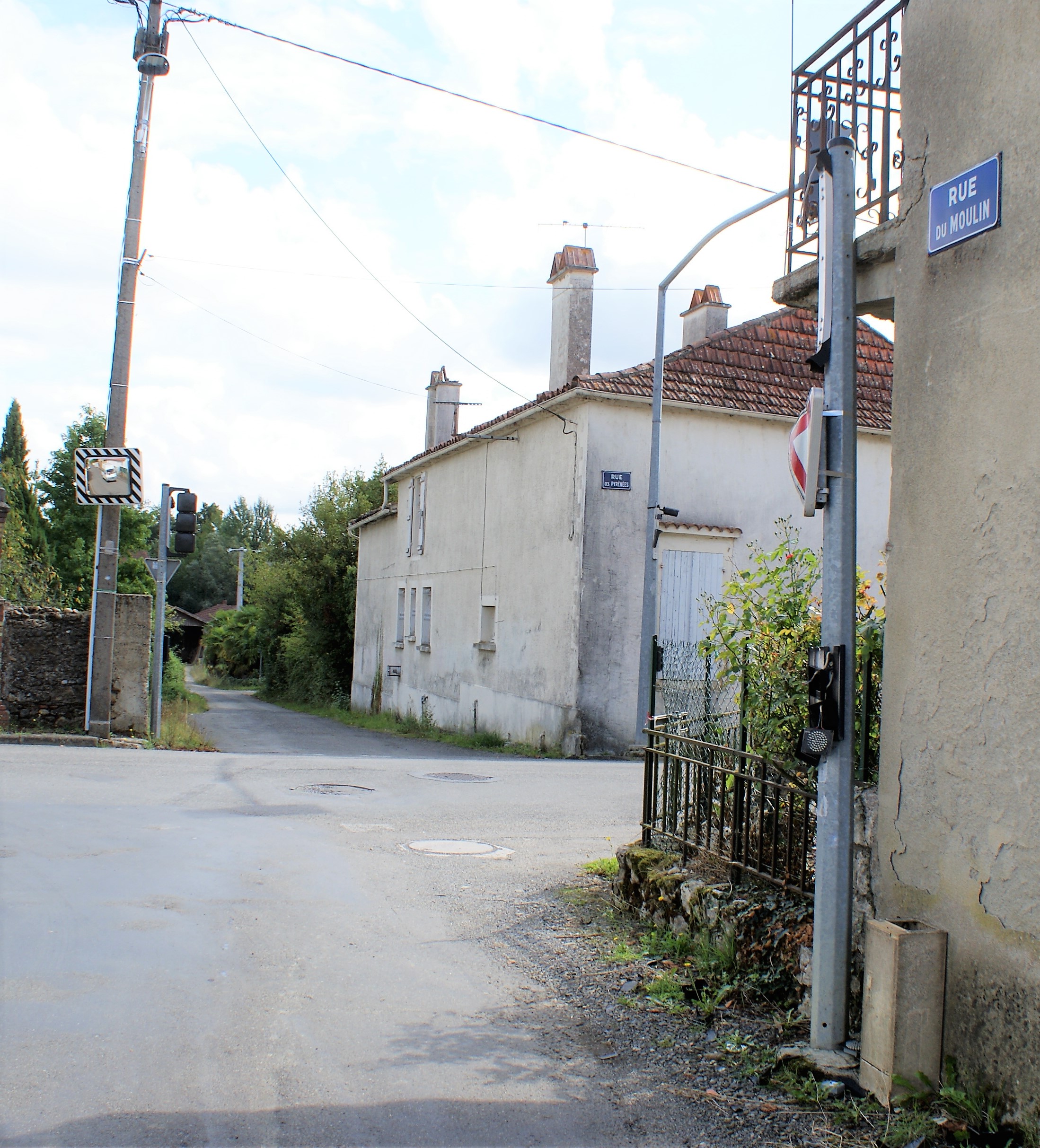 le feu tricolore  coté Rue du Moulin est détruit