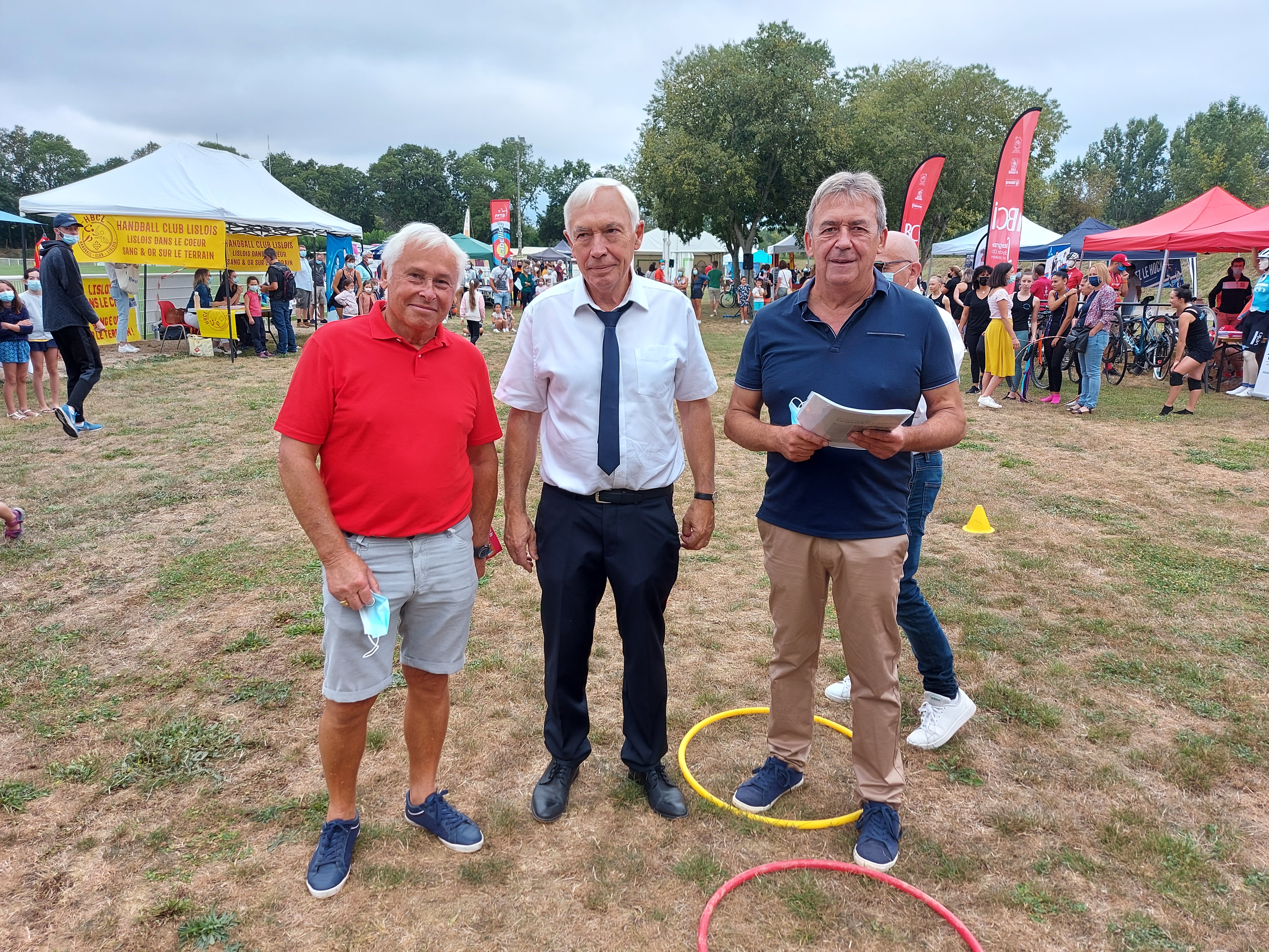 De gauche à droite : Gérard Mel, président de OIS, Francis Idrac, maire  et Bernard Tancogne , adjoint aux sports