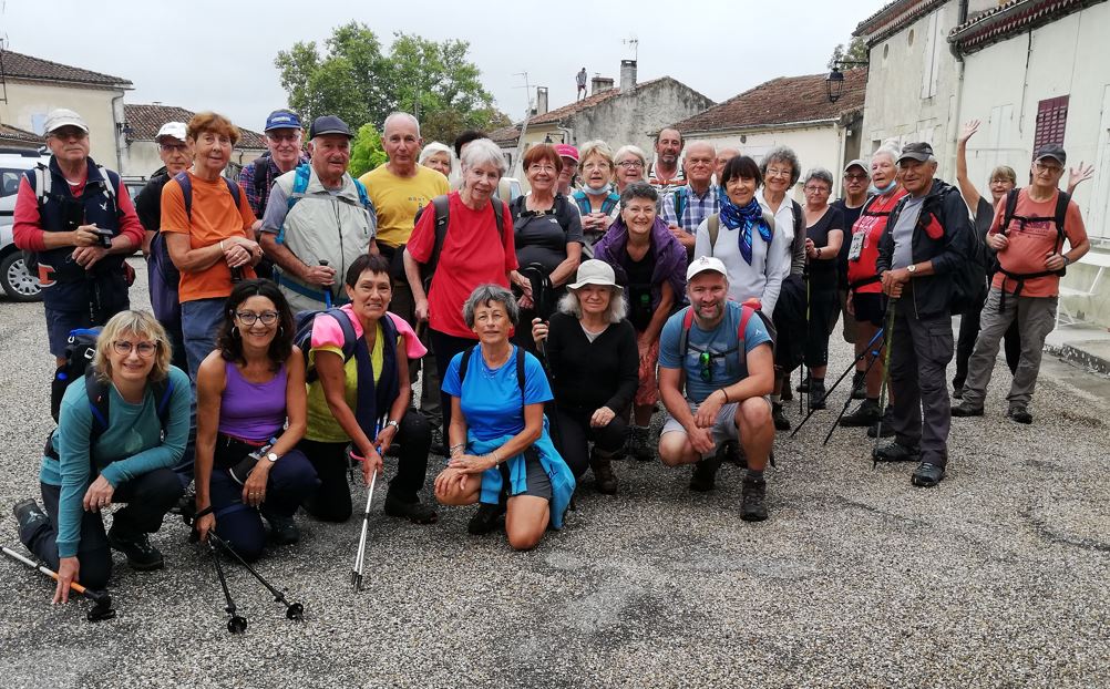Les visiteurs en compagnie du guide local, Aymeric Guillot, accroupi au premier rang à droite - Photo DR