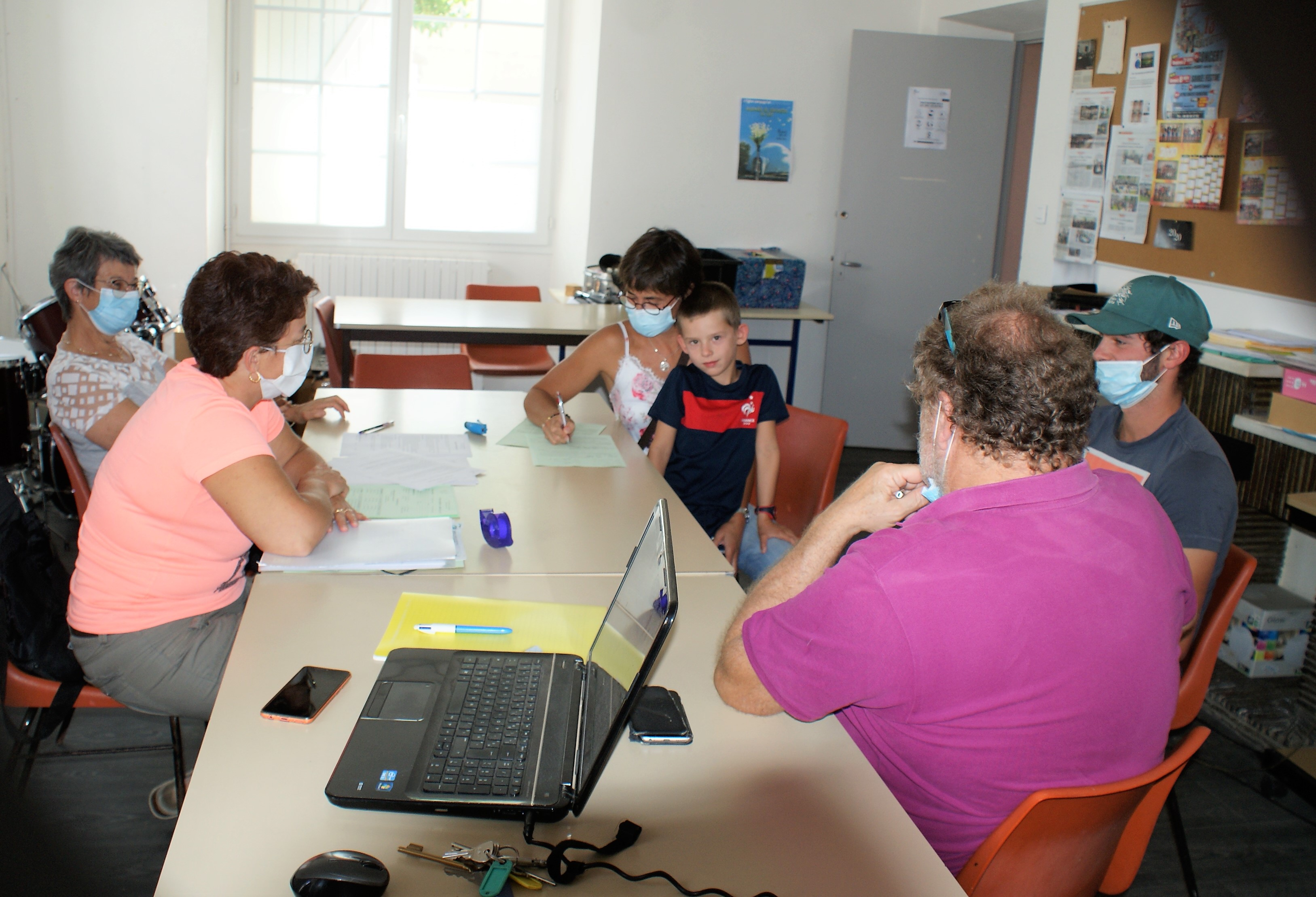 une partie du bureau enregistre un jeune futur musicien