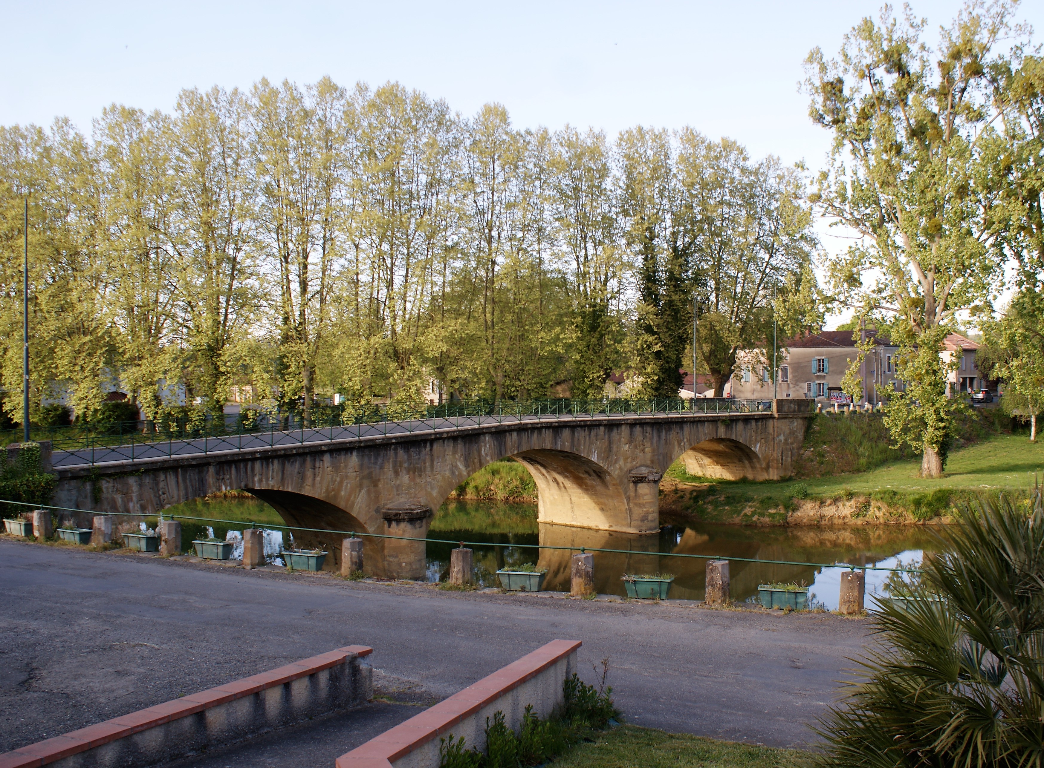 Entrée Est  de Plaisance vue du pont et de l'Arros.JPG