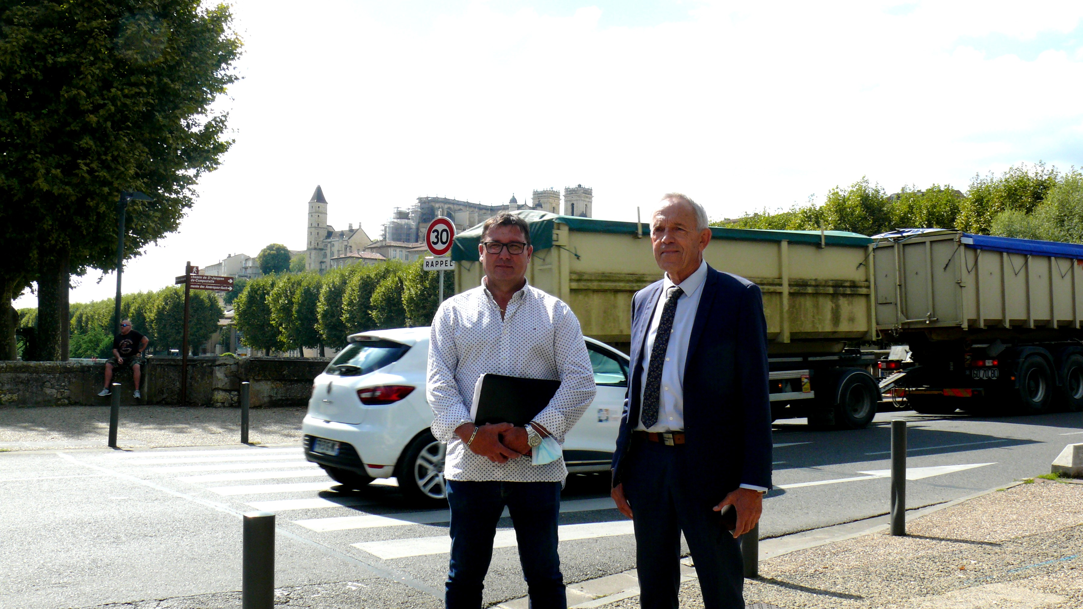 Pascal Sarrabezolles, directeur adjoint des services techniques de la mairie d’Auch et Chrisitian Laprébende sur  le pont de la Treille.