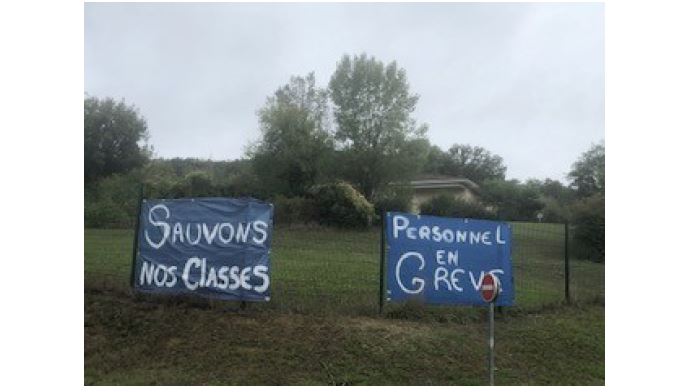 Banderoles revendicatives à l'entrée de Lavacant