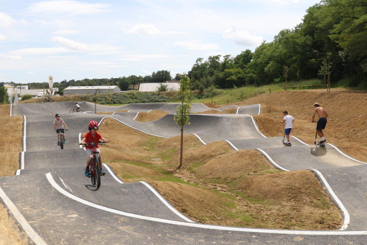 À vélo ou en skate, visiblement, ils s'éclatent !