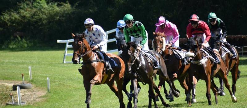 Repas et courses de chevaux sont au programme