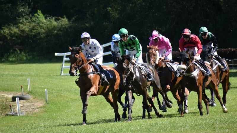 Repas et courses de chevaux sont au programme
