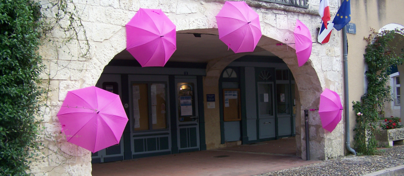 Octobre rose : le village y participe par une décoration recherchée.....
